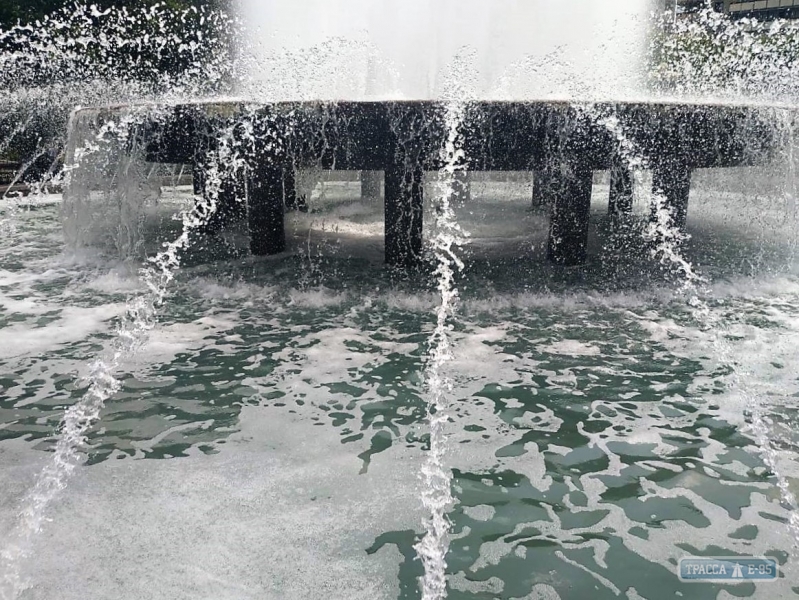 Вандалы залили неизвестной пенящейся жидкостью самый большой одесский фонтан