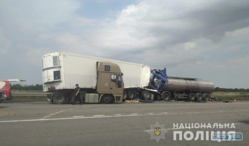 Два грузовика столкнулись на трассе Одесса-Киев, погиб один из водителей