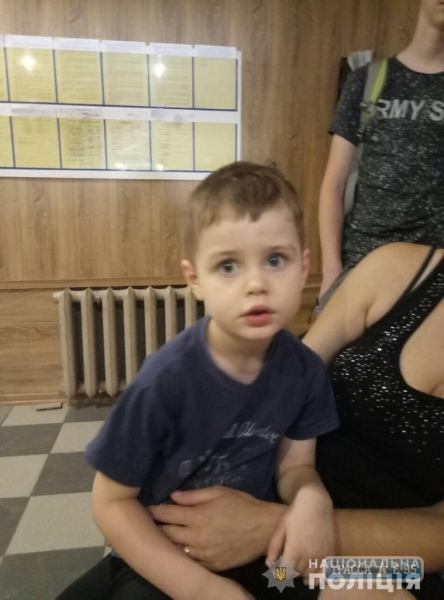 Полиция разыскивает родителей мальчика, который один бродил по одесским Черемушкам (обновлено)