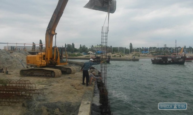 Рабочие проводят очередной этап работ по укреплению канала между Тилигульским лиманом и Черным морем