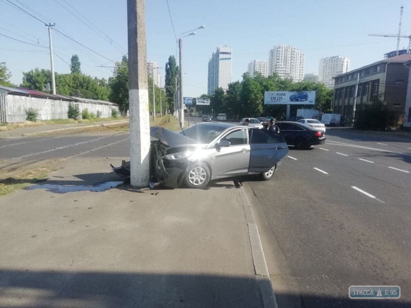 Еще один водитель врезался в столб в Одессе 