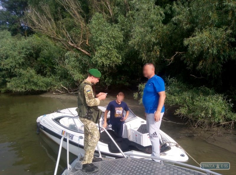 Два рыбака из Румынии случайно пересекли госграницу недалеко от Измаила