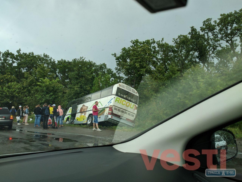 Пассажирский автобус слетел в кювет на трассе Киев-Одесса