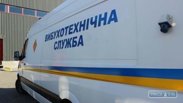 Неизвестные прикрепили муляж бомбы на авто, припаркованное у одного из отелей в Одессе
