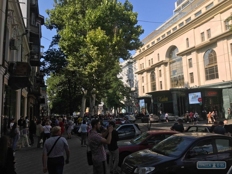 Неизвестные сообщили о минировании торгового комплекса в центре Одессе (фото)