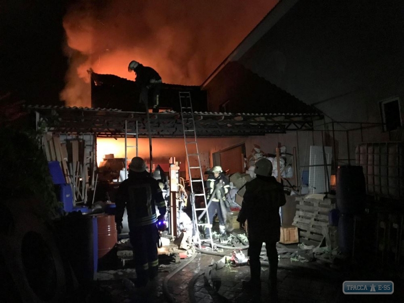 Спасатели четыре часа тушили складские помещения в Овидиопольском районе