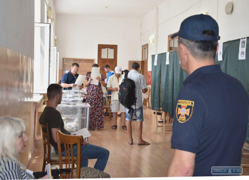 Более полутора тысяч спасателей дежурят на избирательных участках в Одесской области
