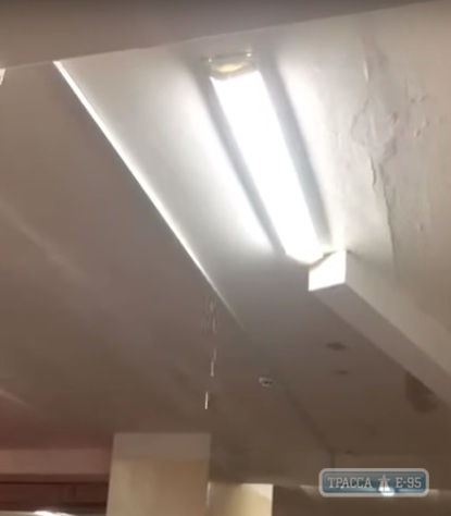 На одном из избирательных участков в Одессе с потолка полилась вода (видео)
