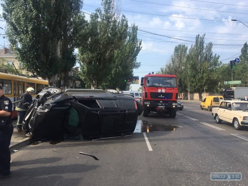 Автомобили столкнулись в Одессе, один из них опрокинулся: среди пострадавших - ребенок