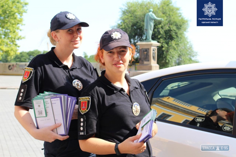 Одесские полицейские разъясняли иностранным туристам их права и обязанности (фото)