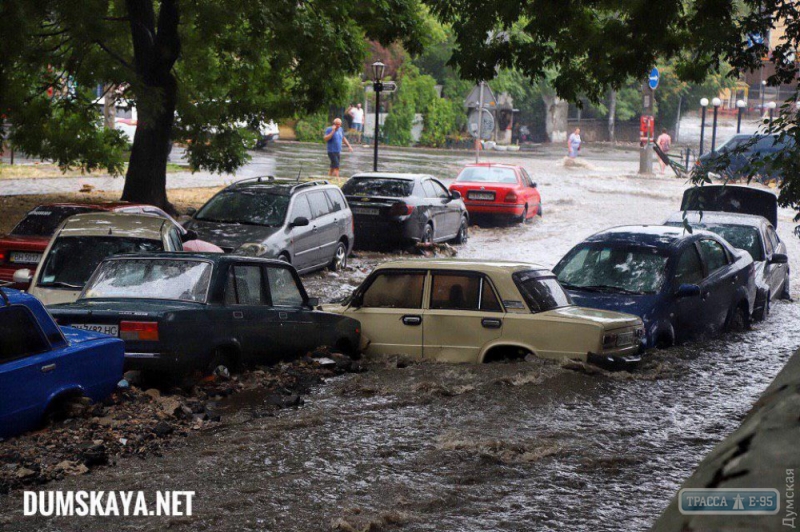 Сильный ливень в центре Одессы превратил улицы в реки, в которых утонули автомобили (фото, видео)