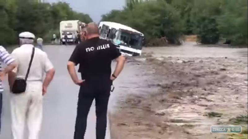 Буря: поток воды опрокинул рейсовый автобус, забитый пассажирами 