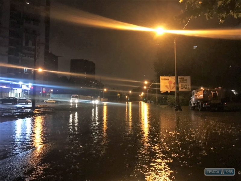 Непогода в Одессе: потоки дождевой воды вырвали ливневый коллектор и стали причиной схода грунта