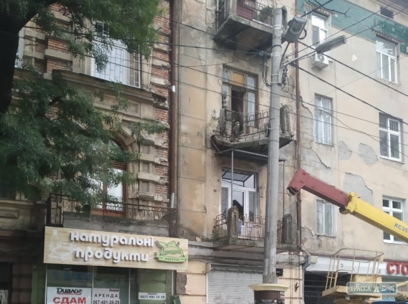 Балкон жилого дома обвалился среди бела дня в центре Одессы (фото)