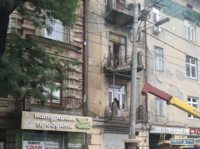 Городские власти пообещали восстановить все аварийные балконы в центре города