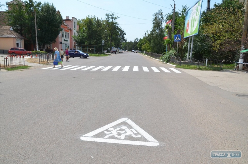 Коммунальщики Березовки на Одесщине нанесли на улицы города современную дорожную разметку (фото)