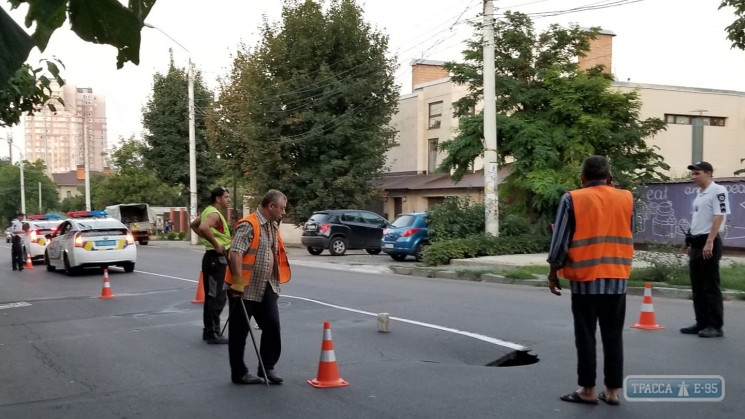 Наперекор мэрии на улице в Одессе вновь образовался глубокий провал