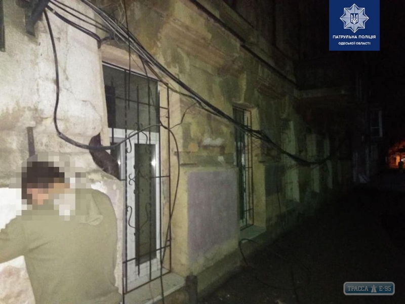 Одесские патрульные в течение ночи задержали троих похитителей кабелей (фото)