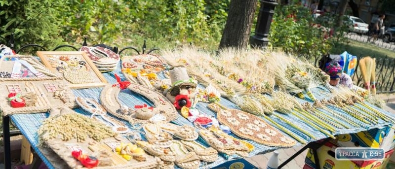 Одесситы празднуют Медовый Спас (фото)