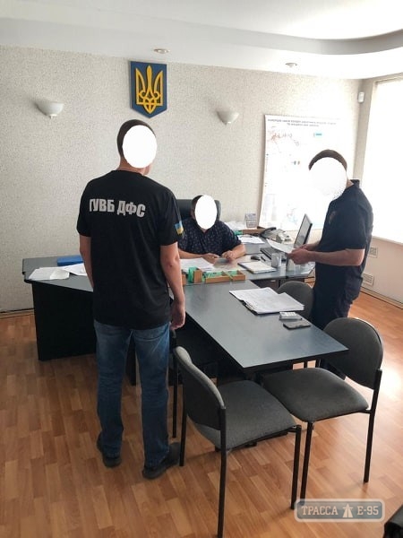 Сотрудник Одесской таможни попался на взятке в 25 тыс. гривен