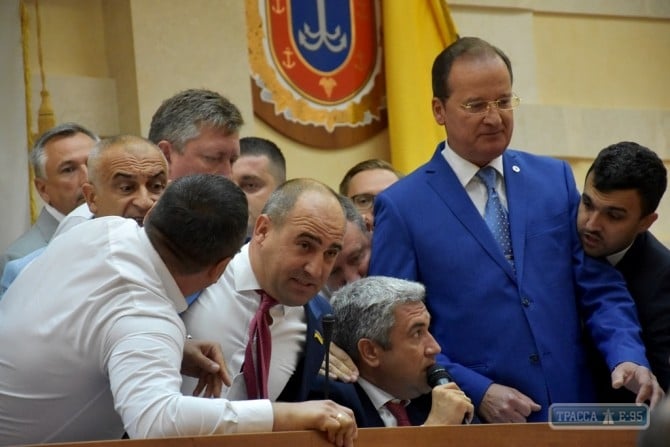 Драка за кресло главы Одесского облсовета в лицах и порванных рубашках (фоторепортаж)