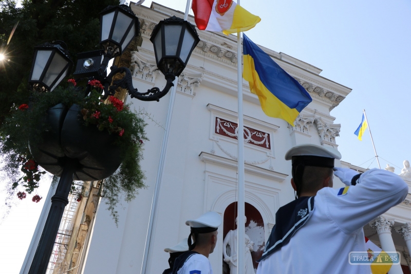 В Одессе возле мэрии и перед зданием ОГА торжественно подняли государственный флаг Украины