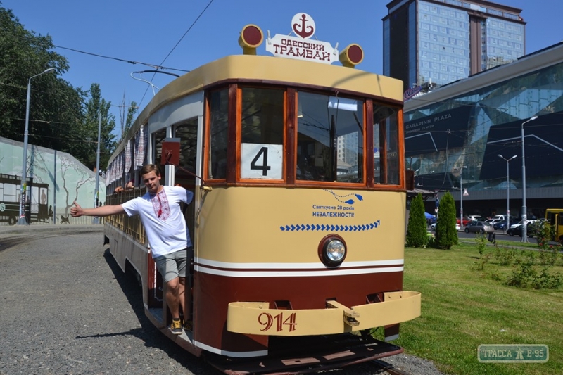Ретро-трамвай в украинском стиле колесит по Одессе – от Тираспольской площади до Аркадии