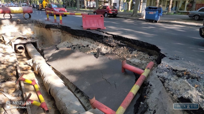 Провал грунта произошел на проезжей части улицы Филатова в Одессе