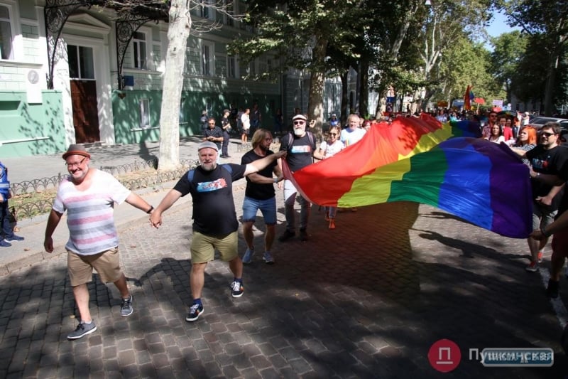 Немецкие геи возглавили прайд-шествие в центре Одессы под усиленной охраной полиции (фото)