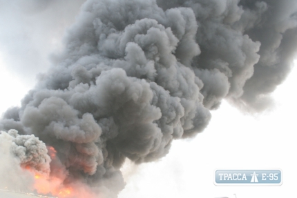 В Одессе горит завод строительно-отделочных машин