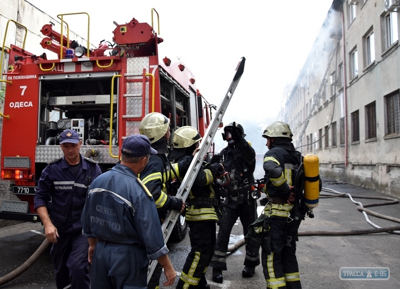Одесские спасатели ликвидировали пожар в здании административного центра завода (фото)