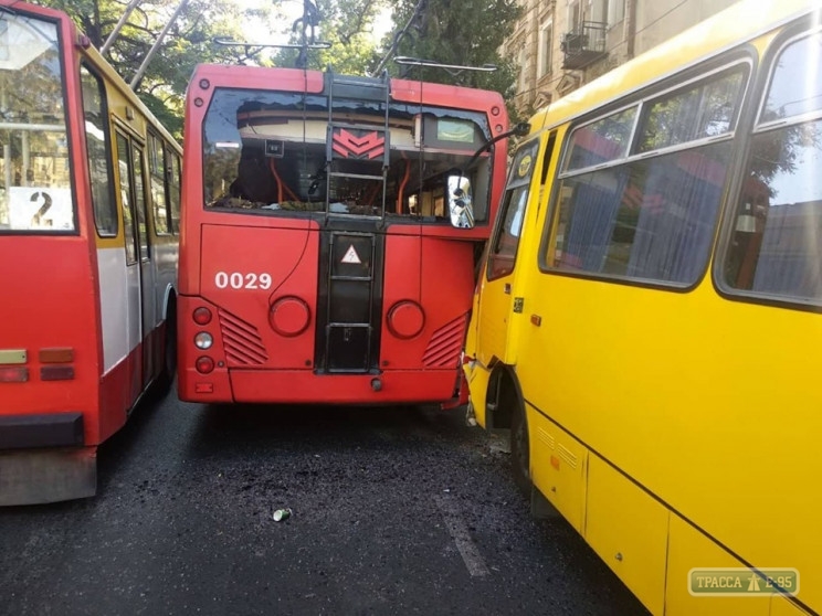 Маршрутка с пассажирами врезалась в троллейбус в центре Одессы