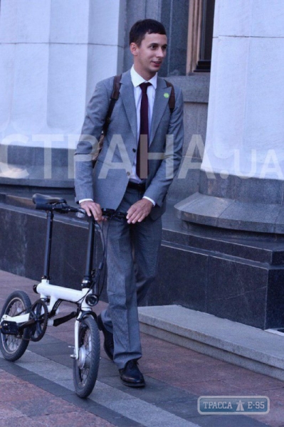 Молодой нардеп от Одессы приехал в Верховную Раду на маленьком велосипеде