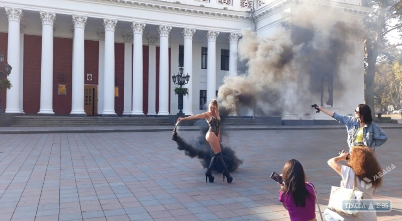 Девушки устроили эротическую фотосессию возле мэрии Одессы