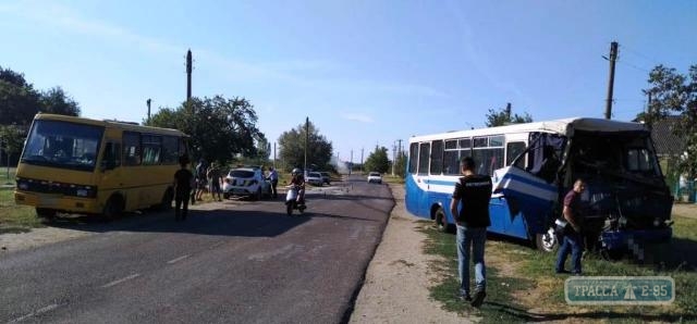 Два заполненных пассажирами автобуса столкнулись под Одессой: много пострадавших