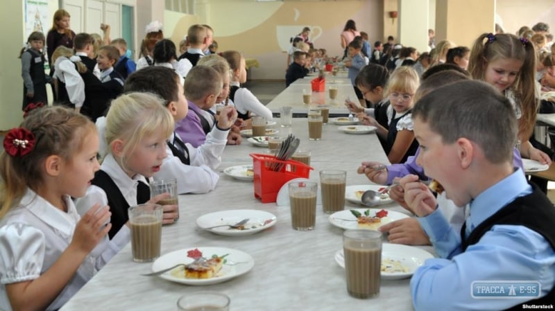 После школьного обеда в Одессе массово отравились младшеклассники