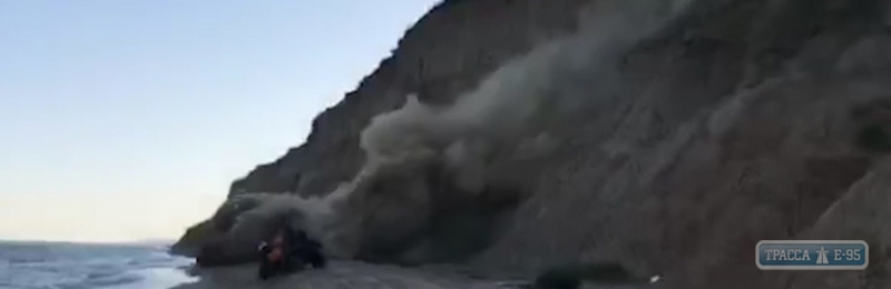 Большой оползень сошел на пляж курорта под Одессой, где отдыхали люди (видео)