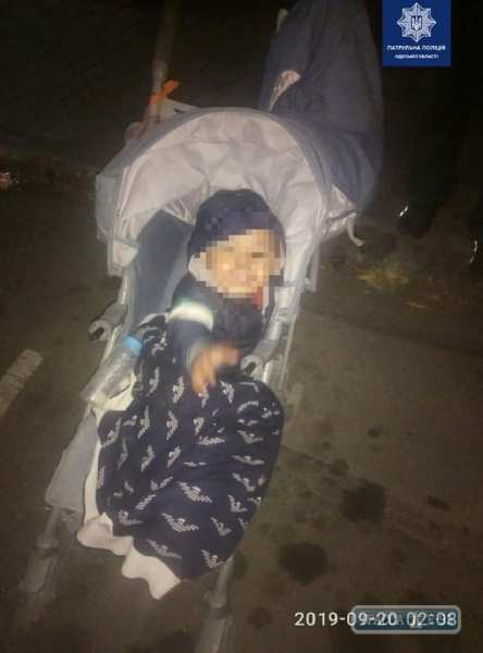 Одесситы ночью нашли брошенного посреди улицы маленького мальчика в коляске