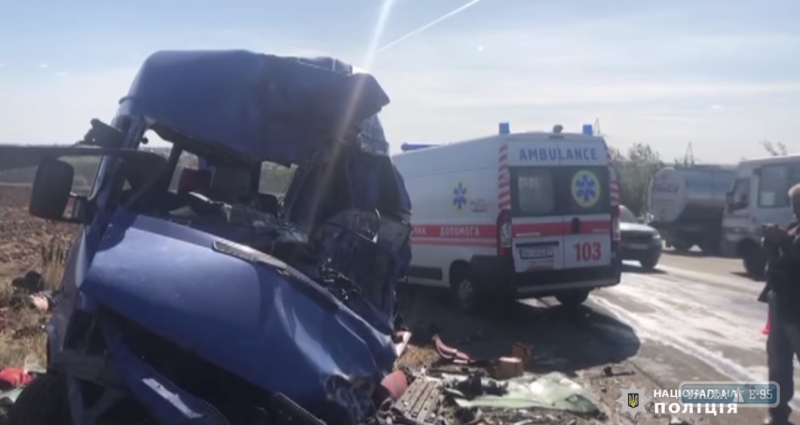 Девять человек погибли в ДТП под Одессой: видео