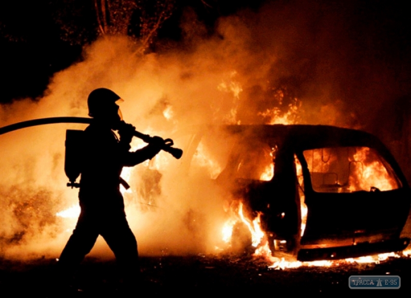 Три автомобиля сгорело ночью на СТО в Измаиле