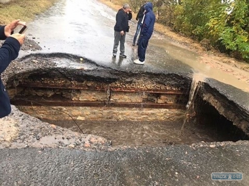 Непогода привела к двум ЧП на юге Одесской области: обрушился мост