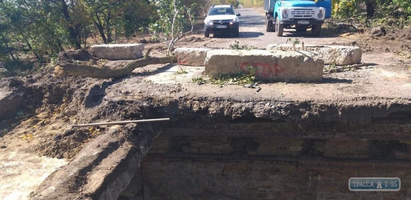 Дорожники начали ремонт разрушенного дождем моста в Болградском районе
