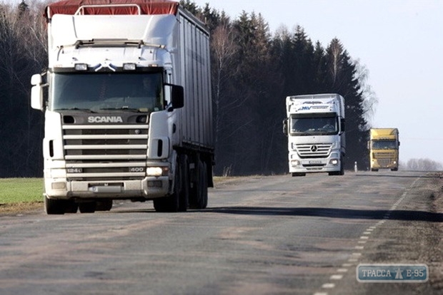 Перегруженные фуры разбивают дороги Одесской области