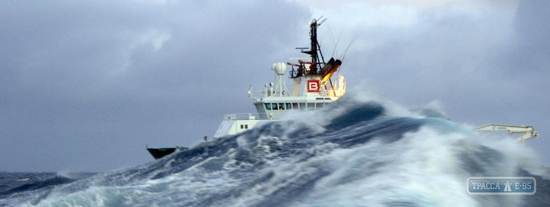Спасатели продолжают поиск моряков с затонувшего в Атлантике буксира