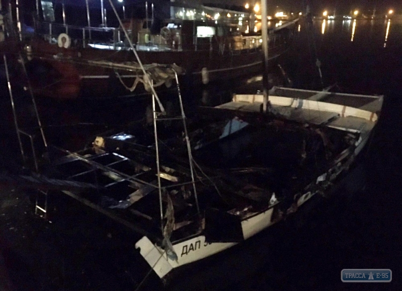 Яхта депутата сгорела ночью под Одессой