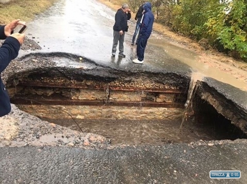 Дорожники отремонтировали мост в Болградском районе, разрушенный дождем