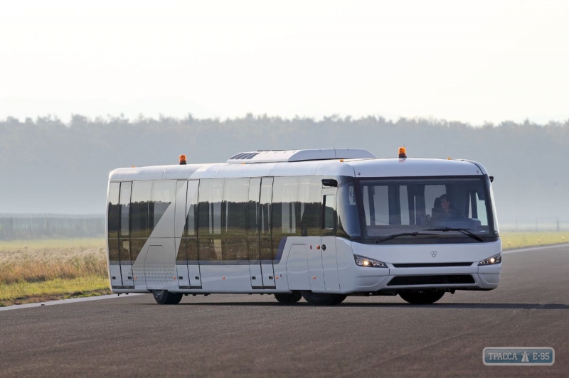 Одесский аэропорт купит три новых перронных автобуса