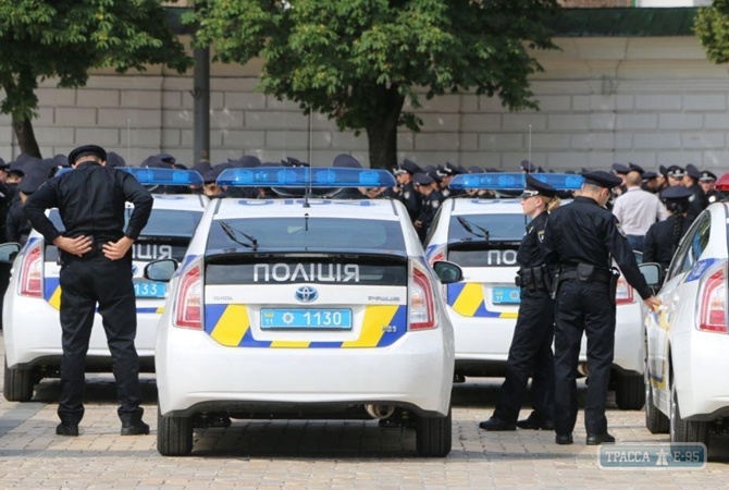 Шведские полицейские учат одесских коллег применять транспорт в качестве щитов при беспорядках
