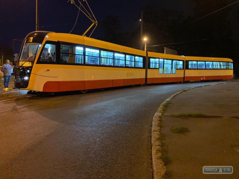 Трехсекционный трамвай колесит по Одессе