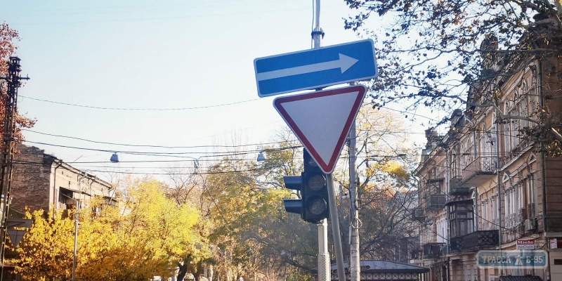 Светофор в центре Одессы установили так, что его не видно из-за дорожного знака (фото)